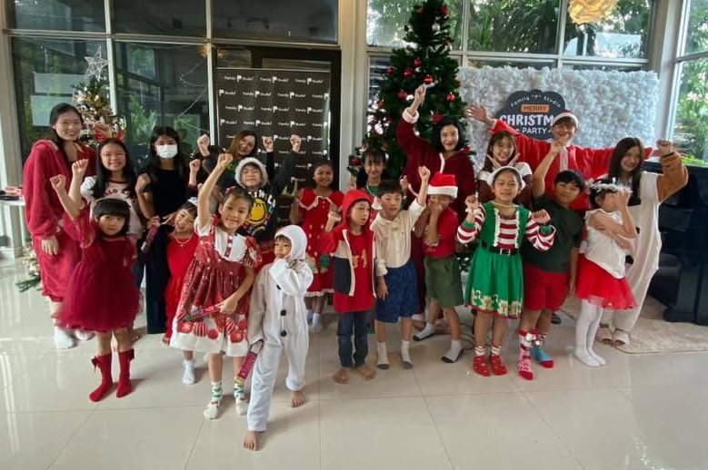 cover family p party 2023